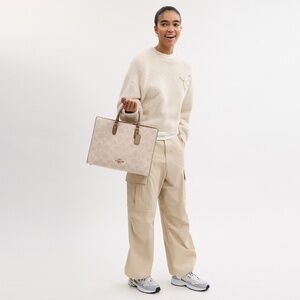 Maggie Tote Bag In Blocked Signature Canvas